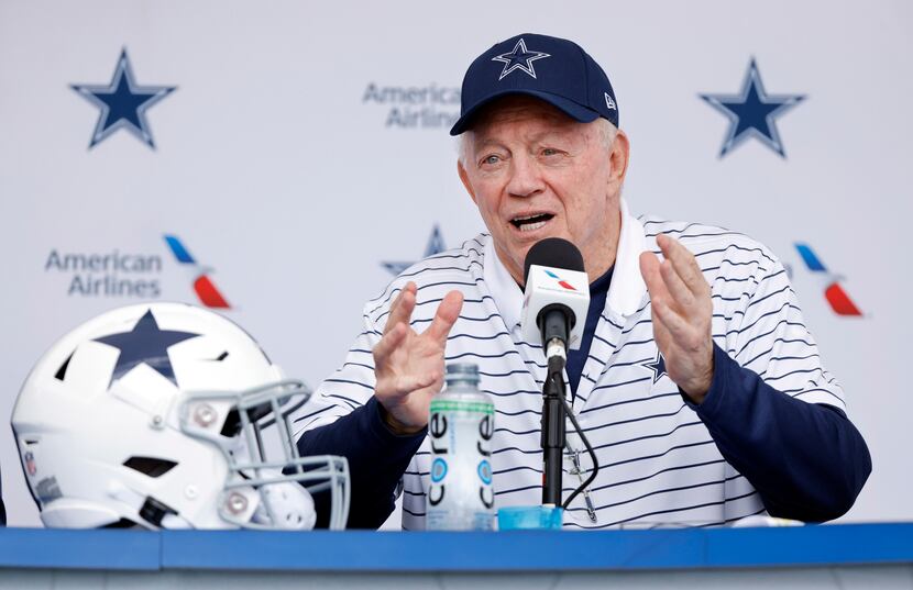 Dallas Cowboys owner Jerry Jones takes questions from the media at the  start of NFL football training camp, Tuesday, July 26, 2022, in Oxnard,  Calif. (AP Photo/Gus Ruelas Stock Photo - Alamy