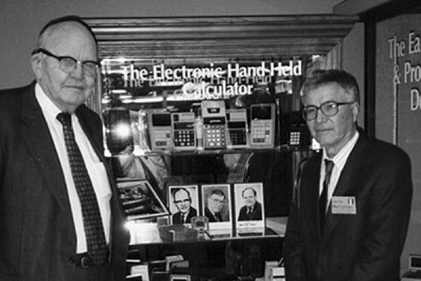 Jack Kilby y Jerry Merryman, co inventores de la calculadora portatil en una fotografía...