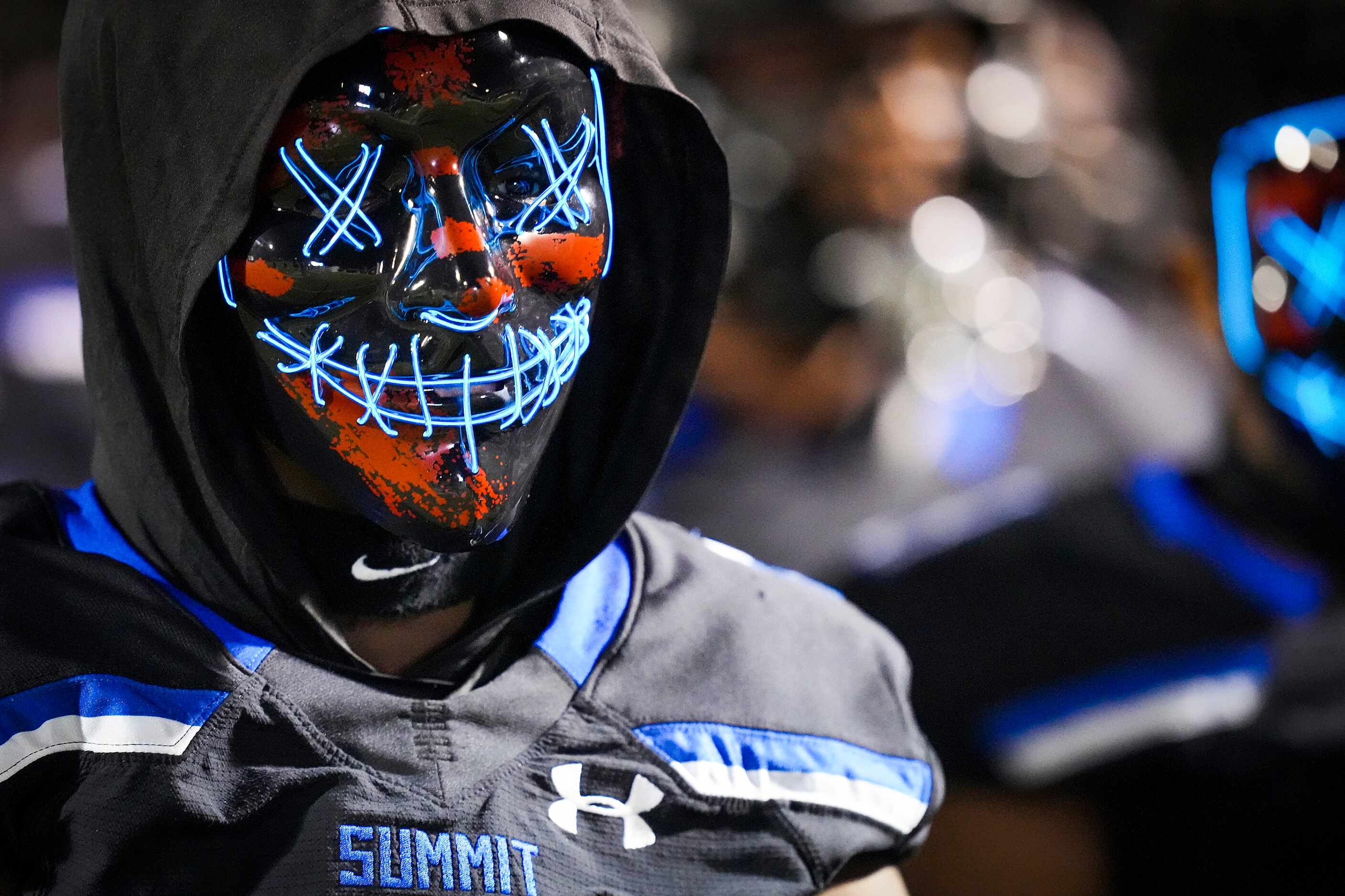 Mansfield Summit defensive back Tavare Smith Jr. (9) wears a face mask as he prepares to...