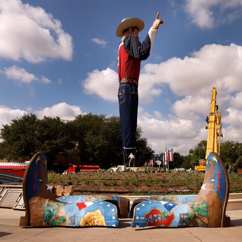 Big Tex está listo, solo faltaban las coloridas botas.