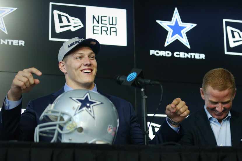 Dallas Cowboys head coach Jason Garrett (right) reacts as Boise State linebacker Leighton...