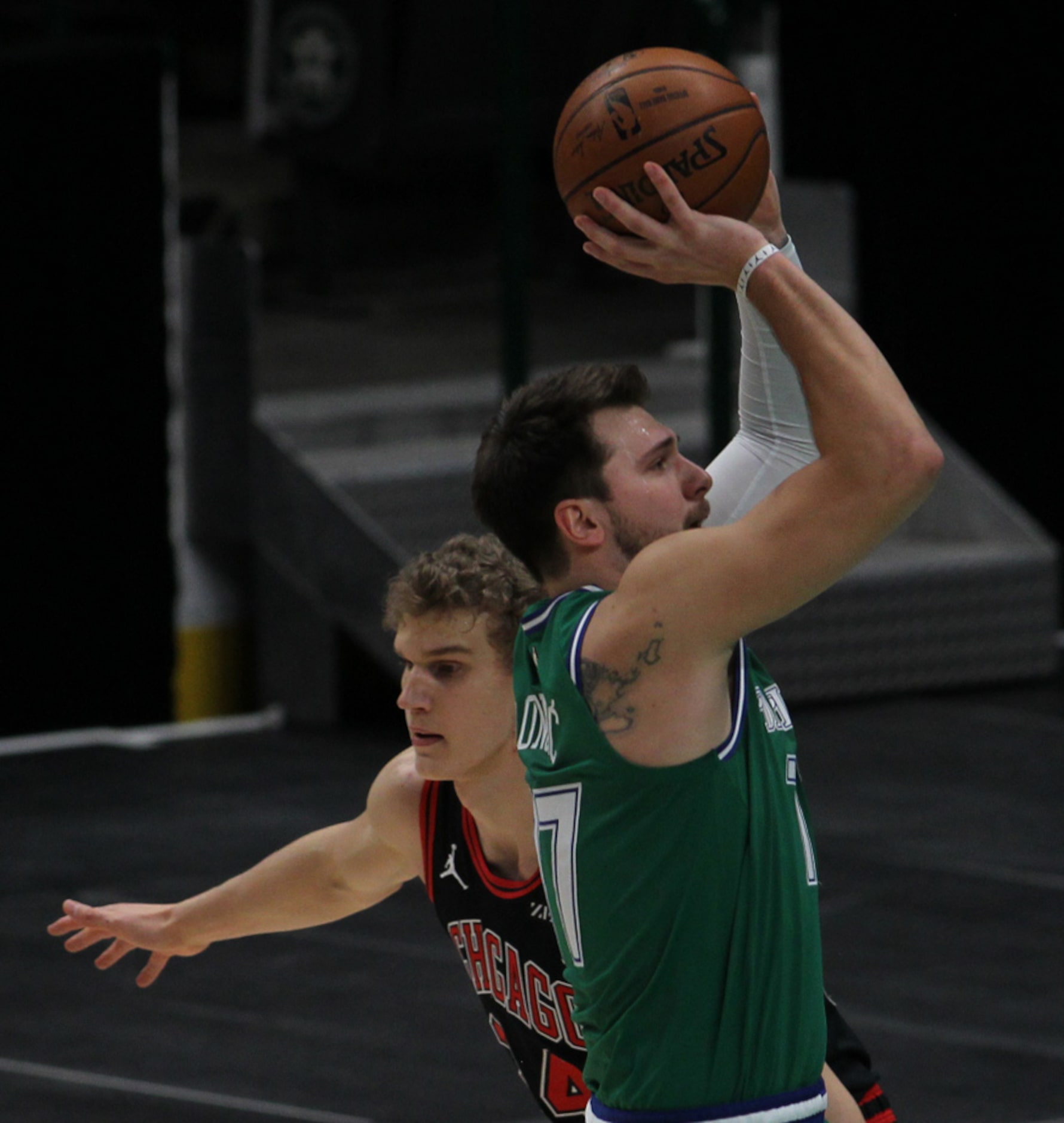 Dallas mavericks guard Luka Doncic (77) cuts inside the defense of Chicago Bulls forward...