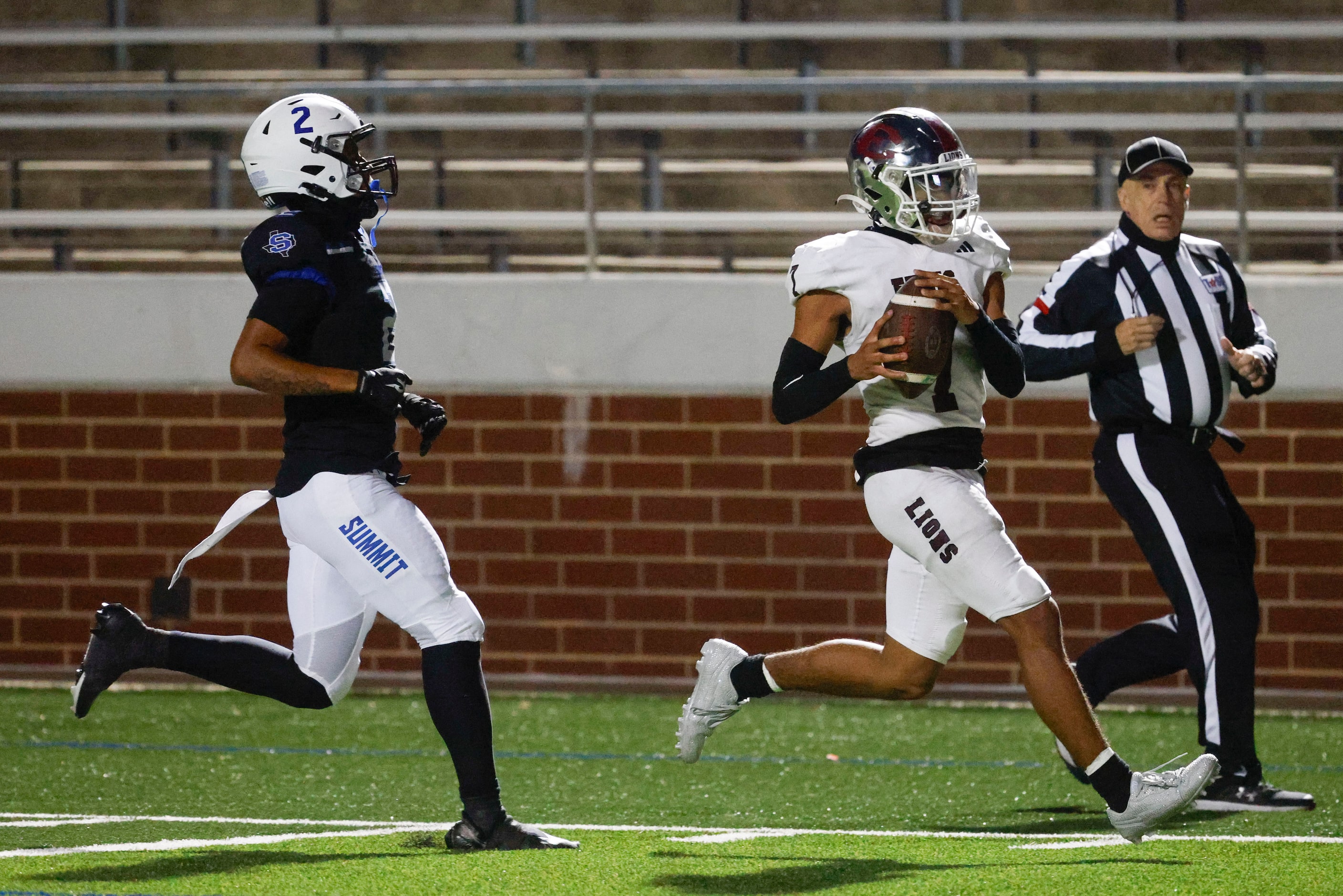 Ennis High’s Wondame Davis (7) runs past Mansfield Summit High’s Joseph Williams to score a...