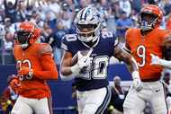 Dallas Cowboys running back Tony Pollard (20) outraces Chicago Bears safety Jaquan Brisker...