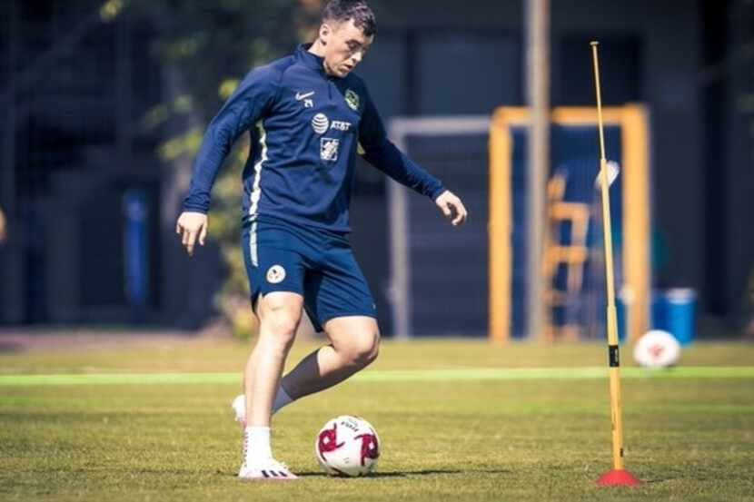 El delantero uruguayo de las Águilas del América, Federico Viñas controla el balón durante...