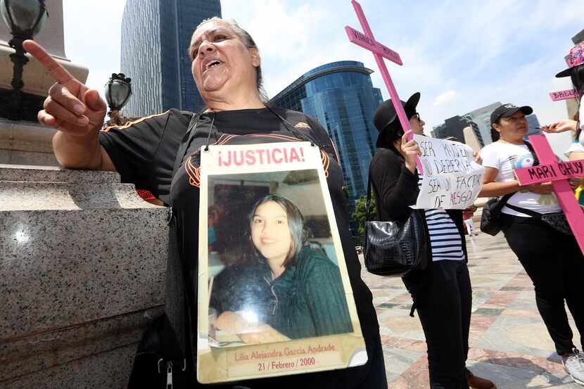 Personas se manifiestan en la Ciudad de México por la violencia contra mujeres, la cual...