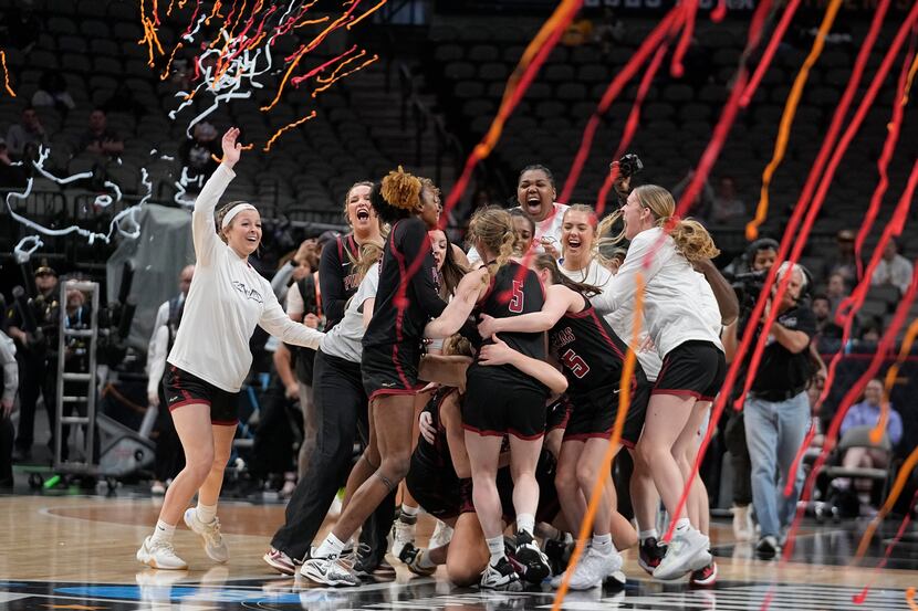 Transylvania players celebrate after winning the NCAA Women's Division 3 championship...