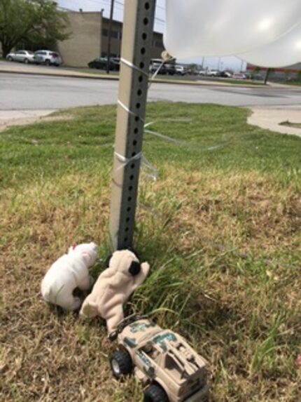  People left toys and balloons at the site of the crash. (Julieta Chiquillo/staff)