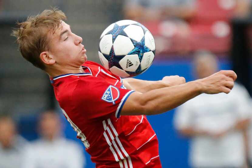 FC Dallas player Paxton Pomykal (10) controls a pass during the first half as FC Dallas U18...