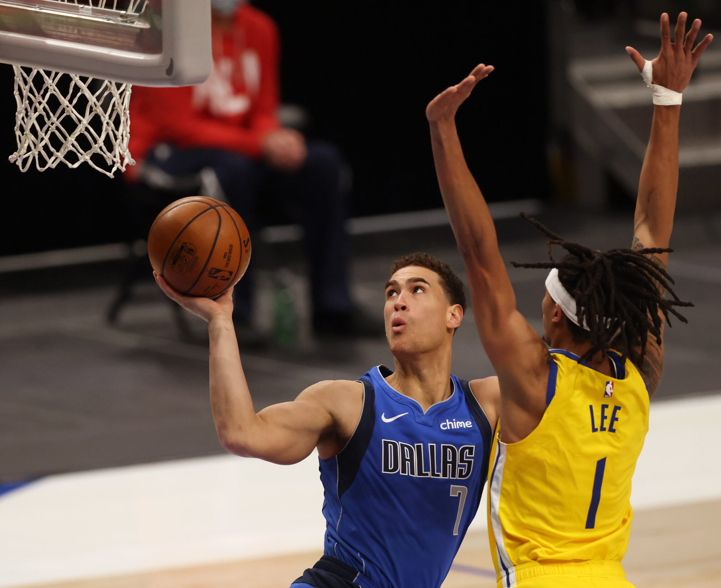 Dallas Mavericks center Dwight Powell (7) takes a shot in front of Golden State Warriors...