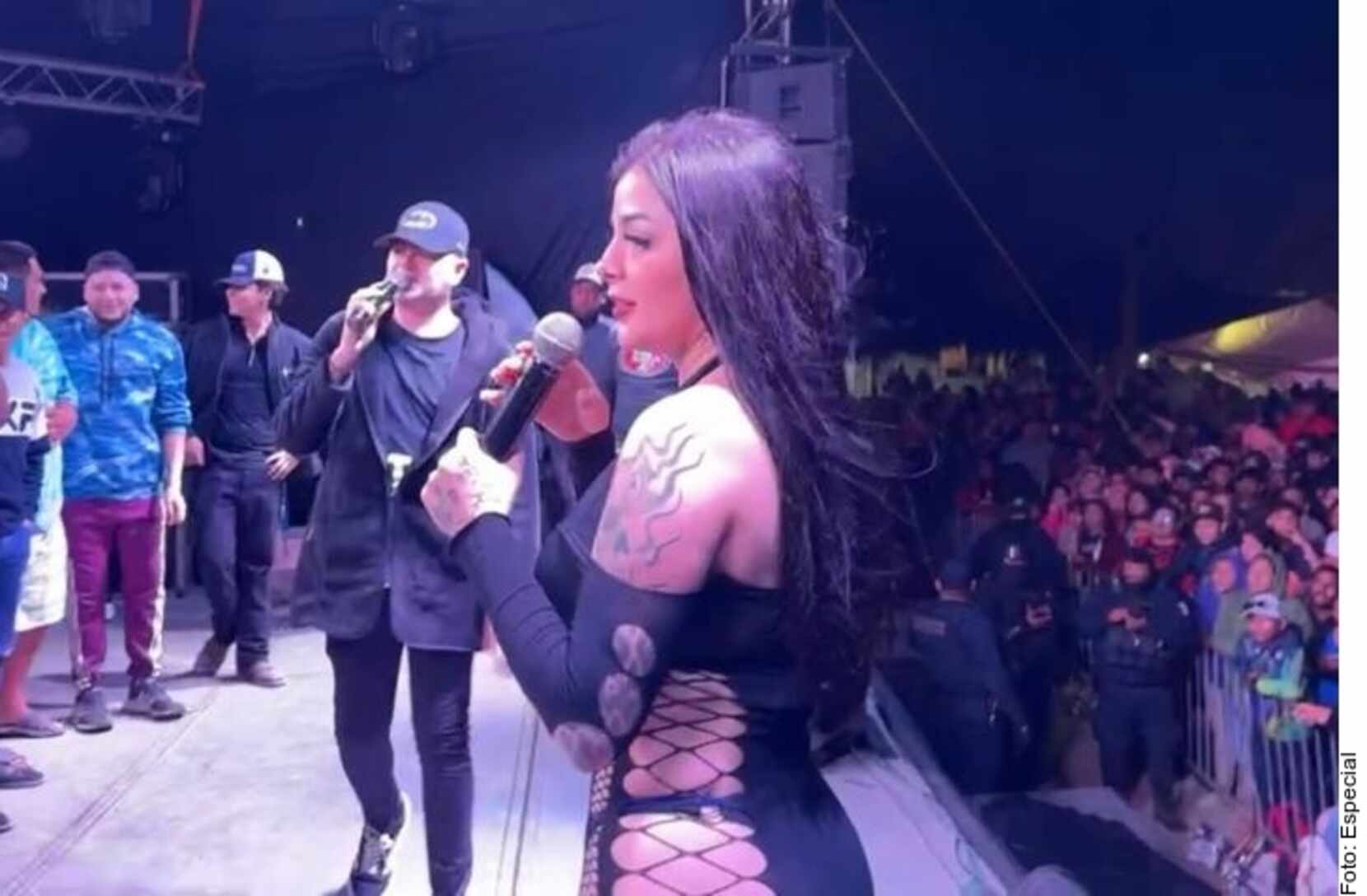 Video: Santa Fe Klan y Karely Ruiz se besan en el escenario en Monterrey