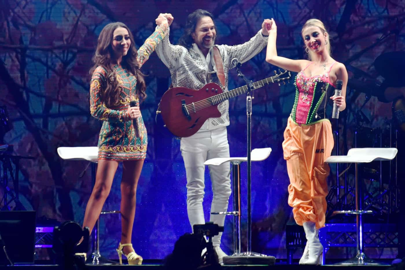 Marco Antonio Solís junto a sus hijas Alison y Marla en el American Airlines Center en Dallas.