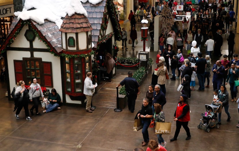 NorthPark Center customers take advantage of Black Friday deals on Nov. 25, 2016.
