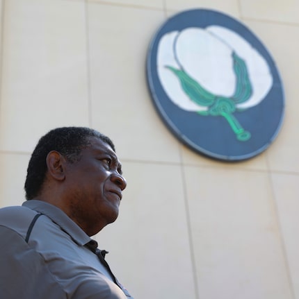 Green Bay Packers linebacker Dave Robinson stands outside the Cotton Bowl, Thursday, June...