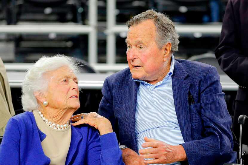 El ex presidente George H.W. Bush y su esposa Barbara Bush en un evento en Houston el 29 de...