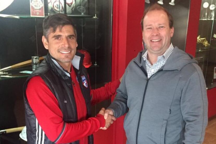 FC Dallas Academy Director Luchi Gonzalez shakes hands with Owner and President Dan Hunt.