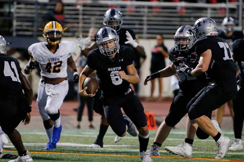 Arlington Martin quarterback Zach Mundell (6) scores his first rushing touchdown against...