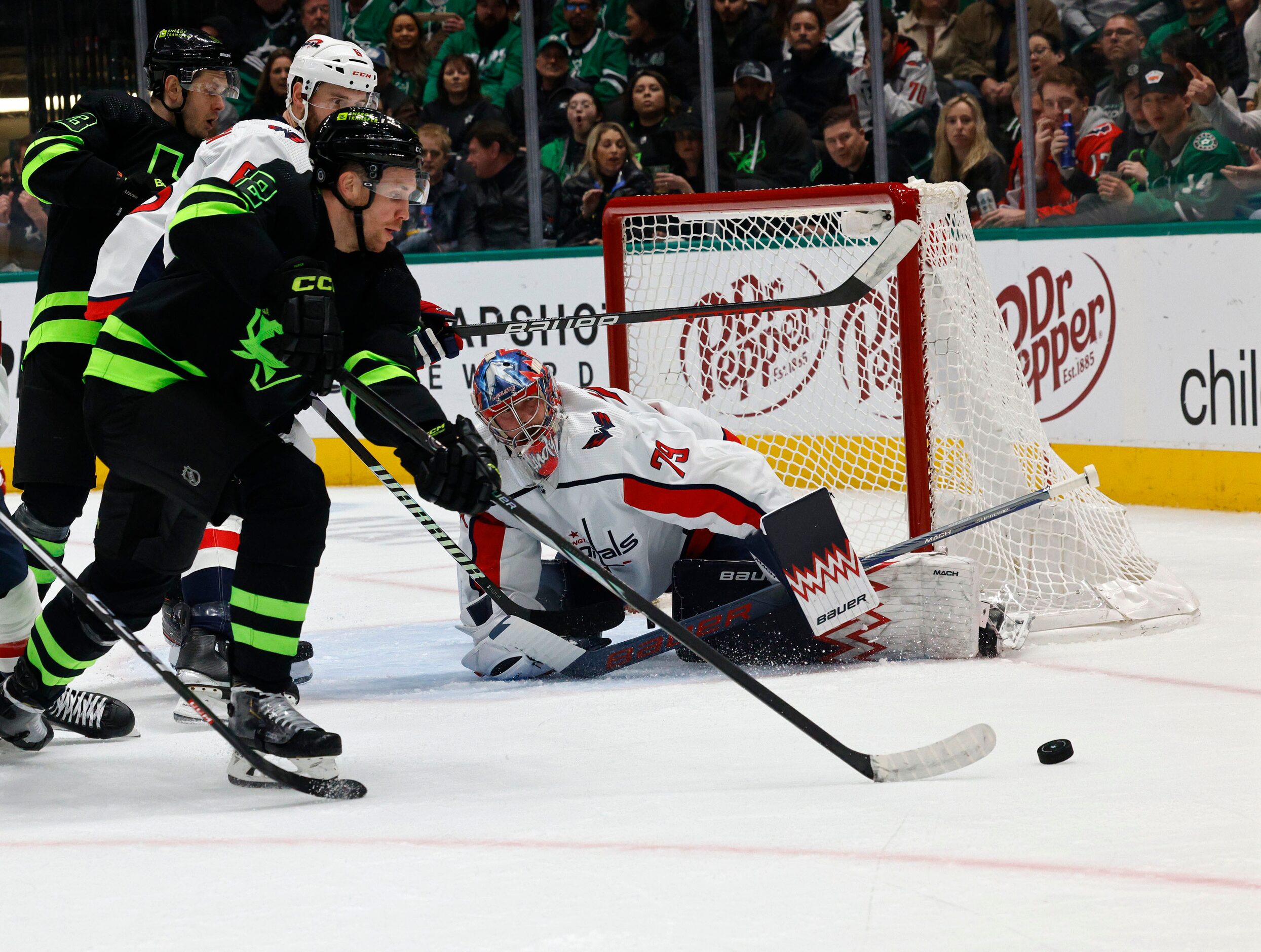 Dallas Stars center Radek Faksa (12) controls the puck as Washington Capitals goaltender...