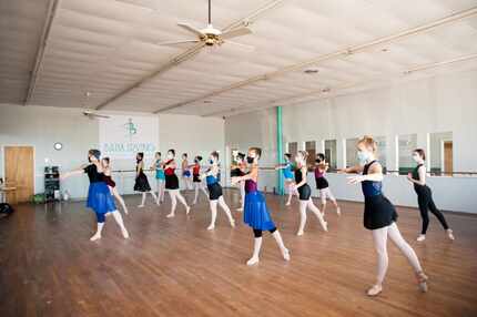 Los bailarines en Baila Irving Performing Arts Academy practican sus movimientos con...