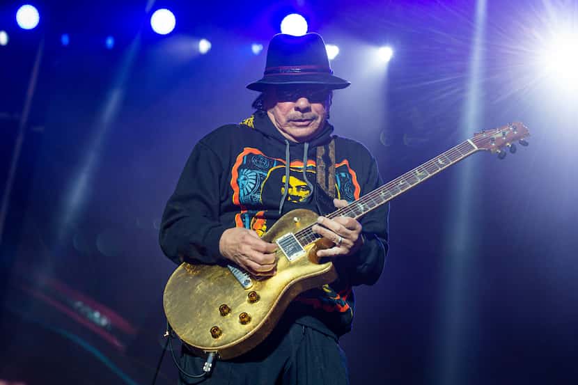 Carlos Santana durante su presentación en BottleRock Napa Valley Music Festival en Napa,...