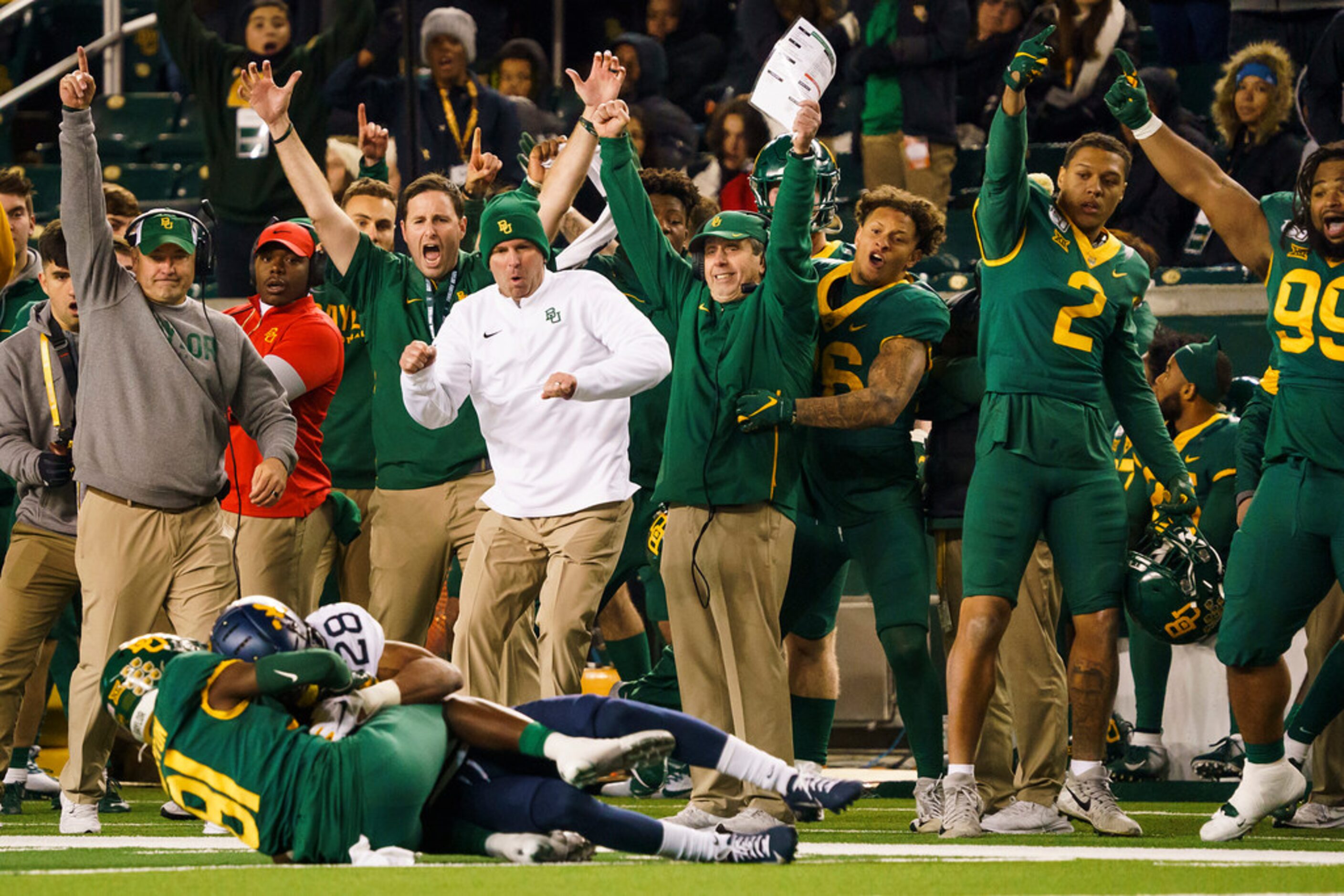 The Baylor bench erupts after wide receiver Tyquan Thornton (81) hauls in 43-yard reception...