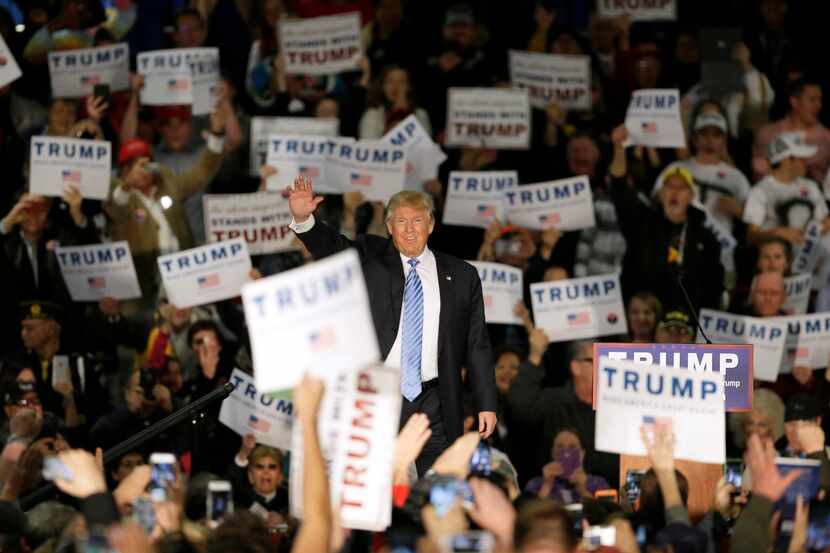 El candidato republicano Donald Trump saluda a sus simpatizantes en Davenport, Iowa....
