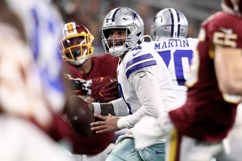 Dak Prescott #4 y los Dallas Cowboys vencieron el domingo a Washington Redskins en el AT&T...