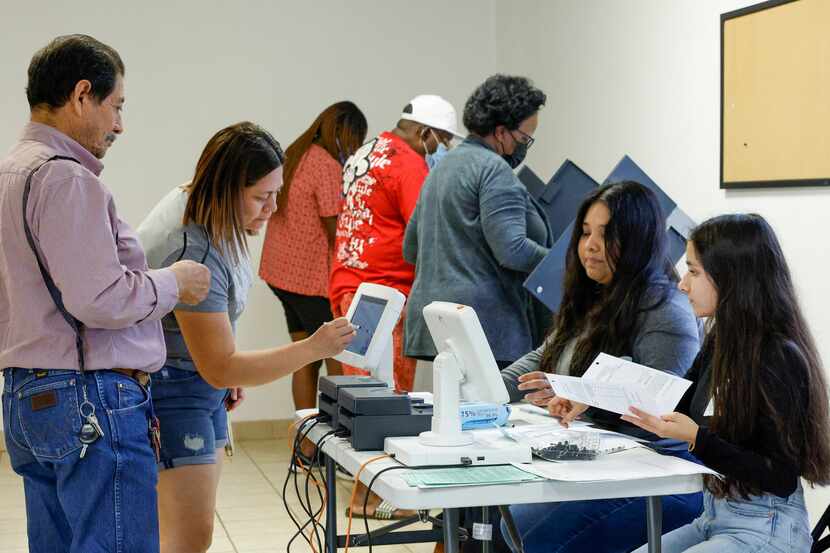 Andrea Gamiz (der) y Ashley Jiménez ayudan a votantes hispanos durante el día de las...