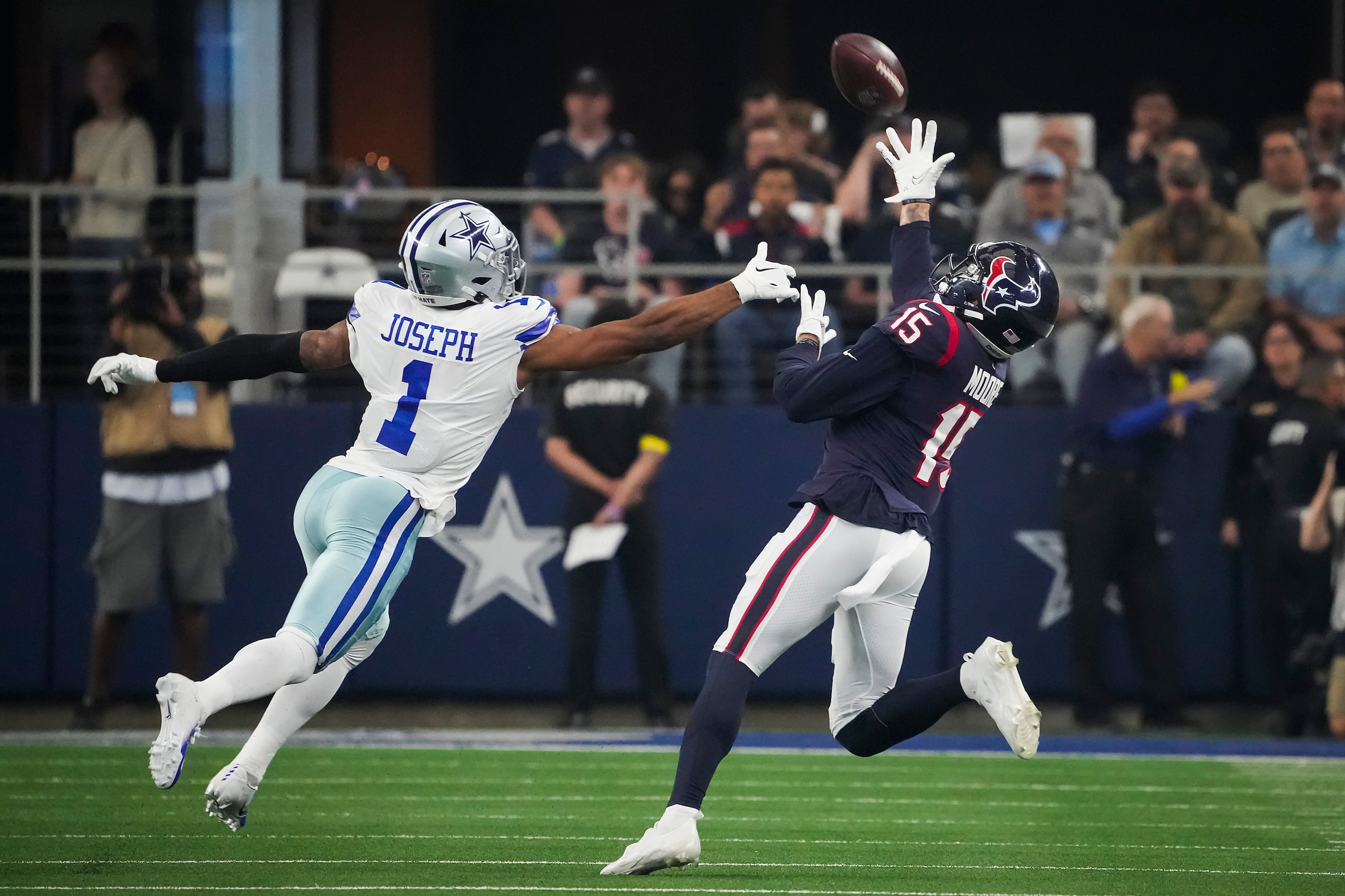 Houston Texans wide receiver Chris Moore (15) makes a catch as Dallas Cowboys cornerback...