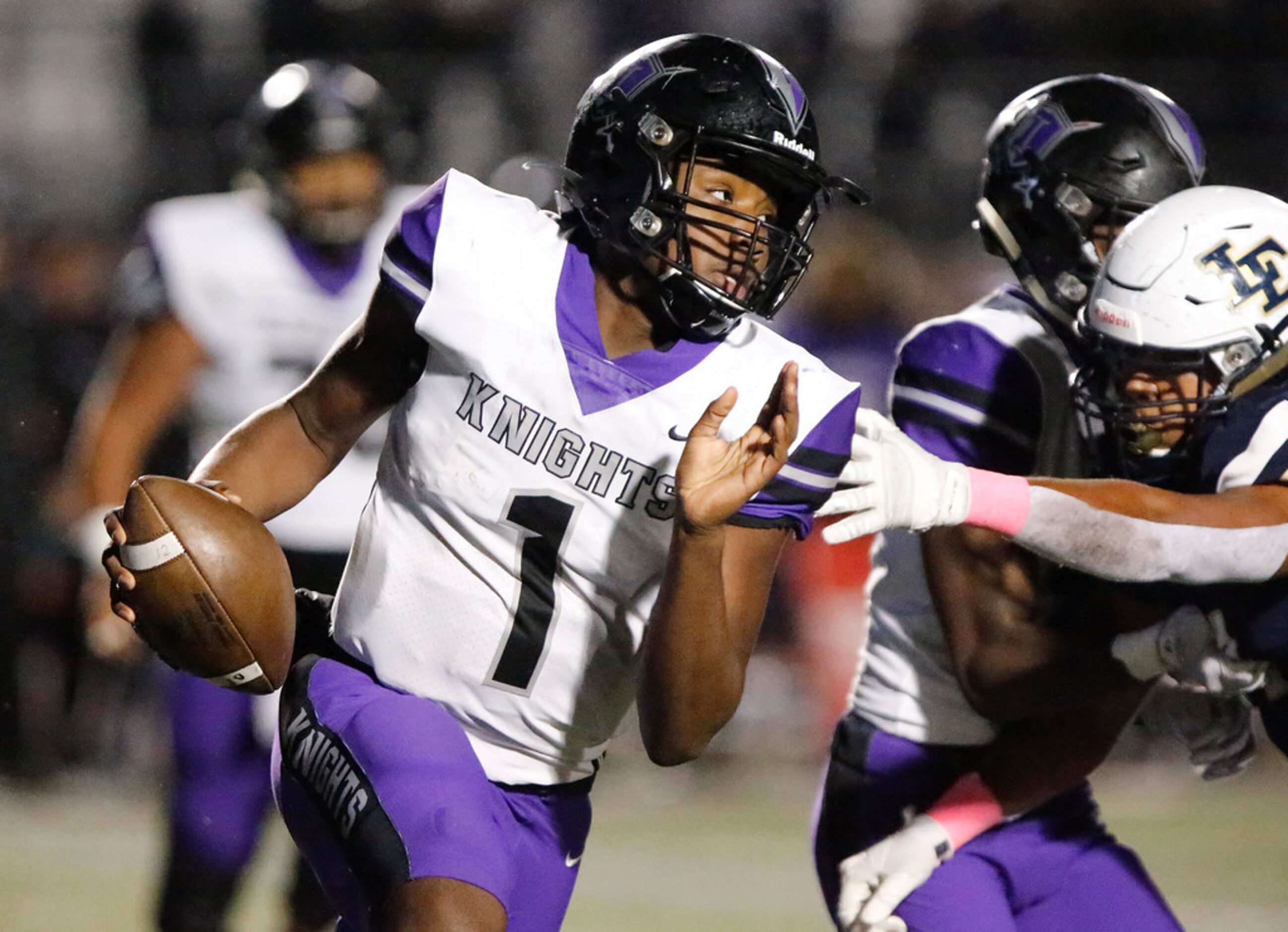 Independence High School quarterback Braylon Braxton (1)  gets to the edge before turning...