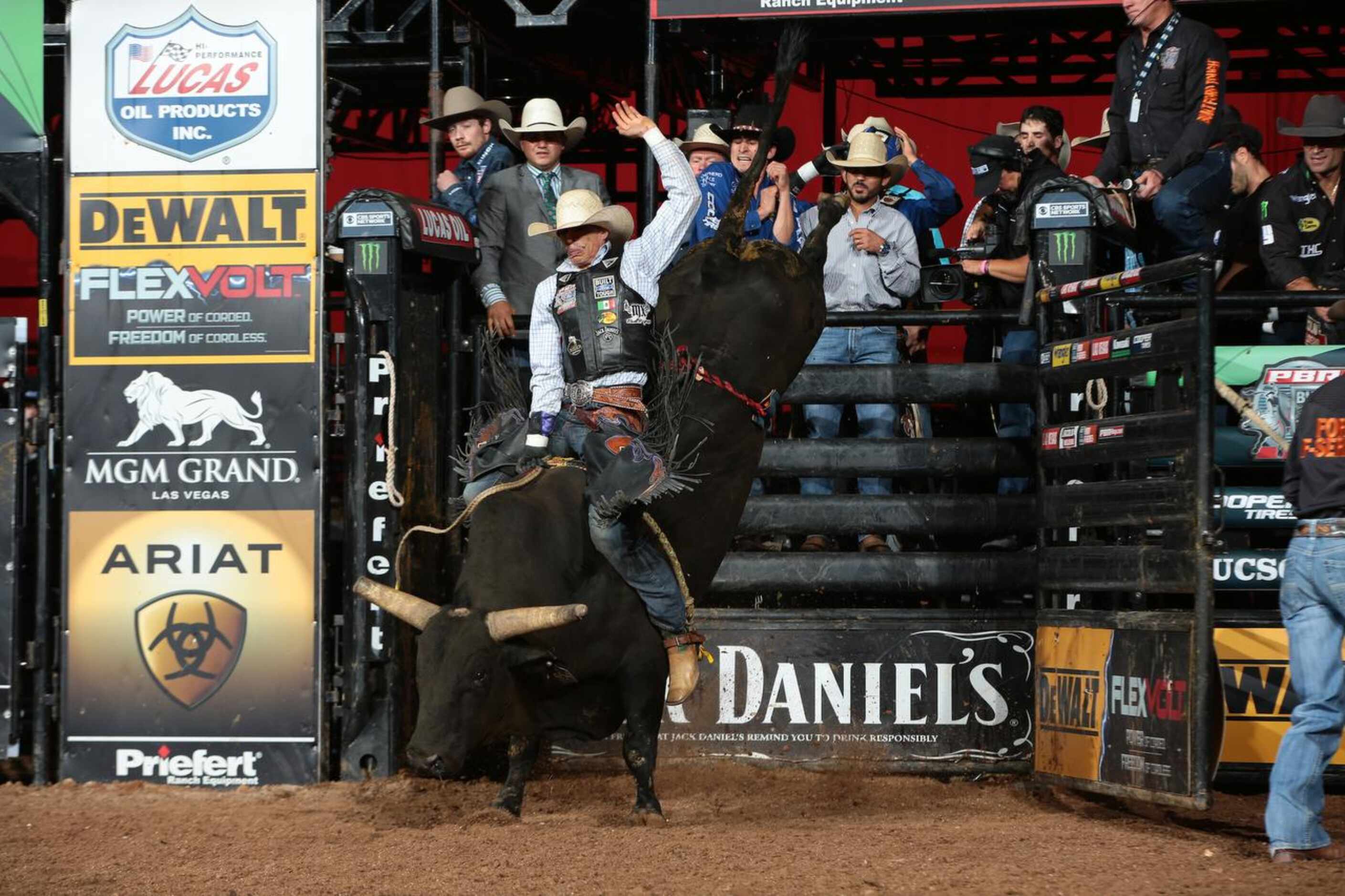 Jinete mexicano Jorge Valdiviezo busca ganar el Iron Cowboy de PBR en  Arlington