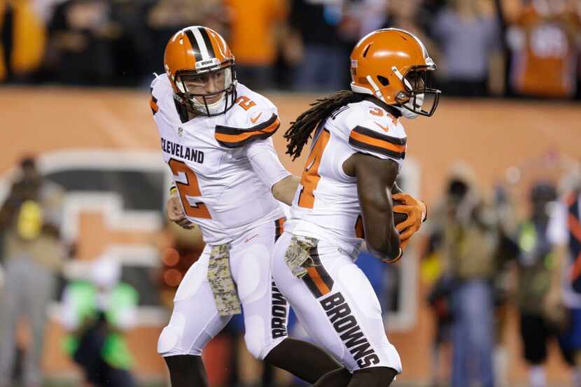 Cleveland Browns quarterback Johnny Manziel (2)- hands the ball to running back Isaiah...