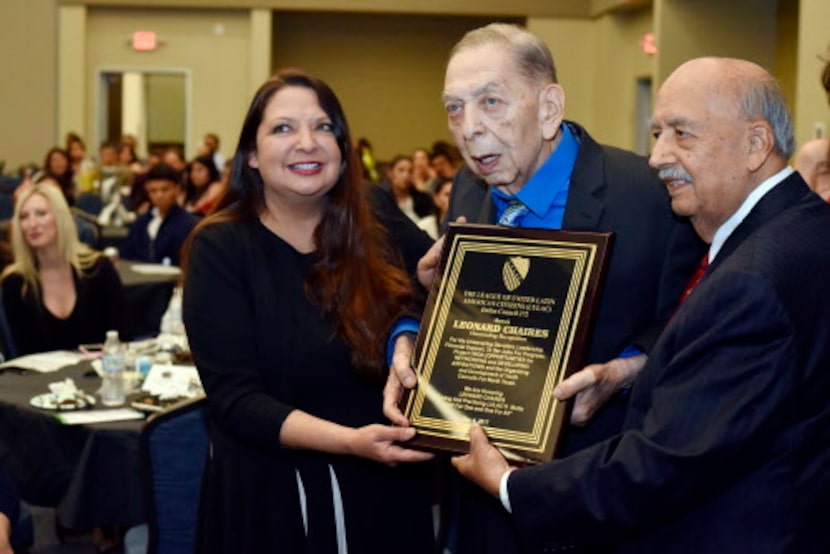 Leonard Chaires recibió un reconocimiento de Lulac a principios de mes. En la foto aparece...