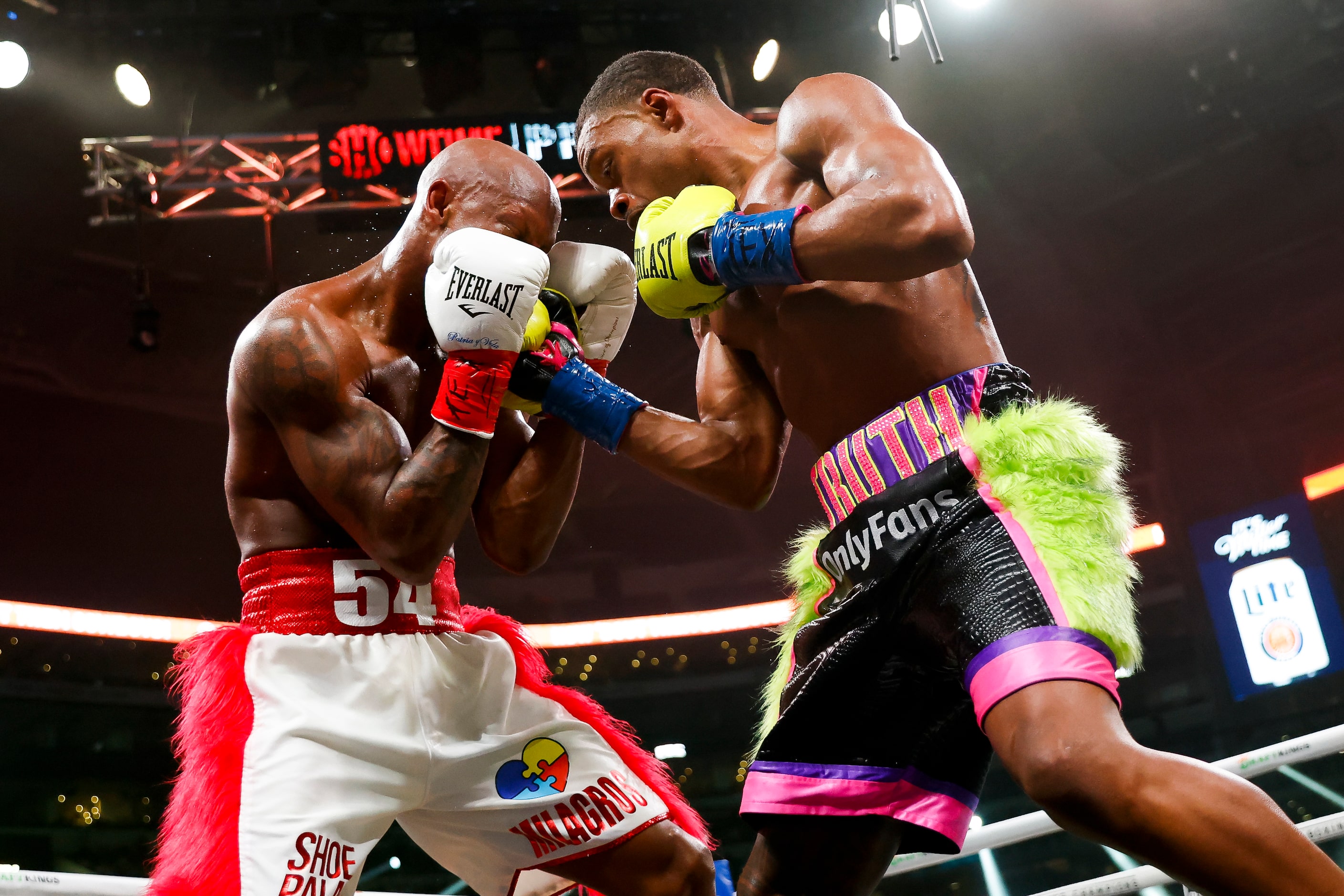 DeSoto’s Errol Spence Jr. hits Yordenis Ugas during a welterweight championship boxing match...