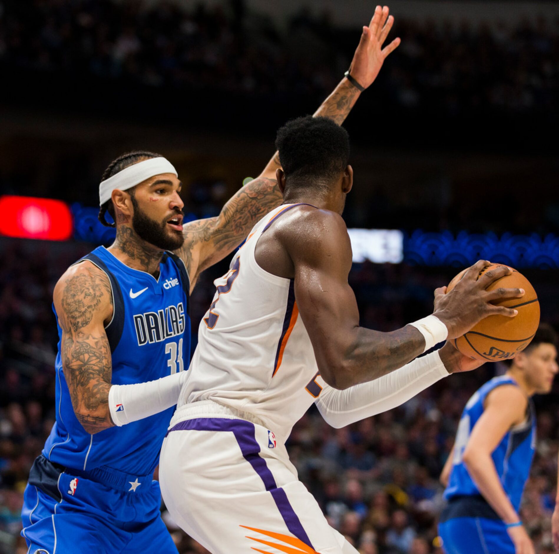 Dallas Mavericks center Willie Cauley-Stein (33) defends against Phoenix Suns center Deandre...