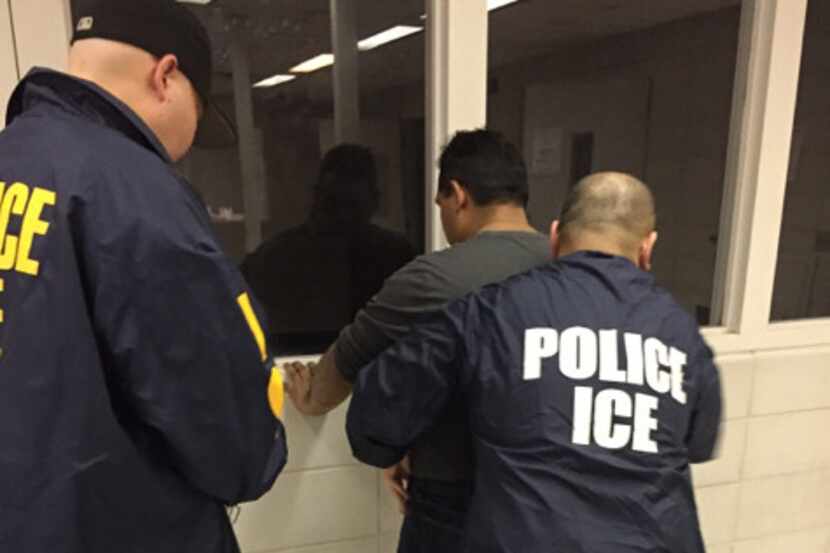 Agentes de ICE deteniendo a un hombre. Northwest Immigrant Rights Project, de Seattle,...