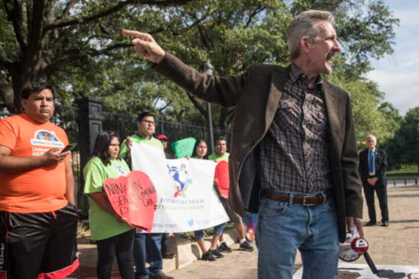 Manifestantes protestan en frente de la Mansión del Gobernador en Austin, un día después de...
