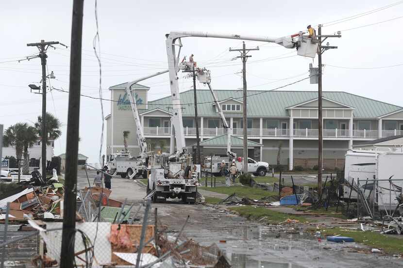 Trabajadores tratan de restaurar la energía eléctrica en Emerald Isle, de Carolina del...