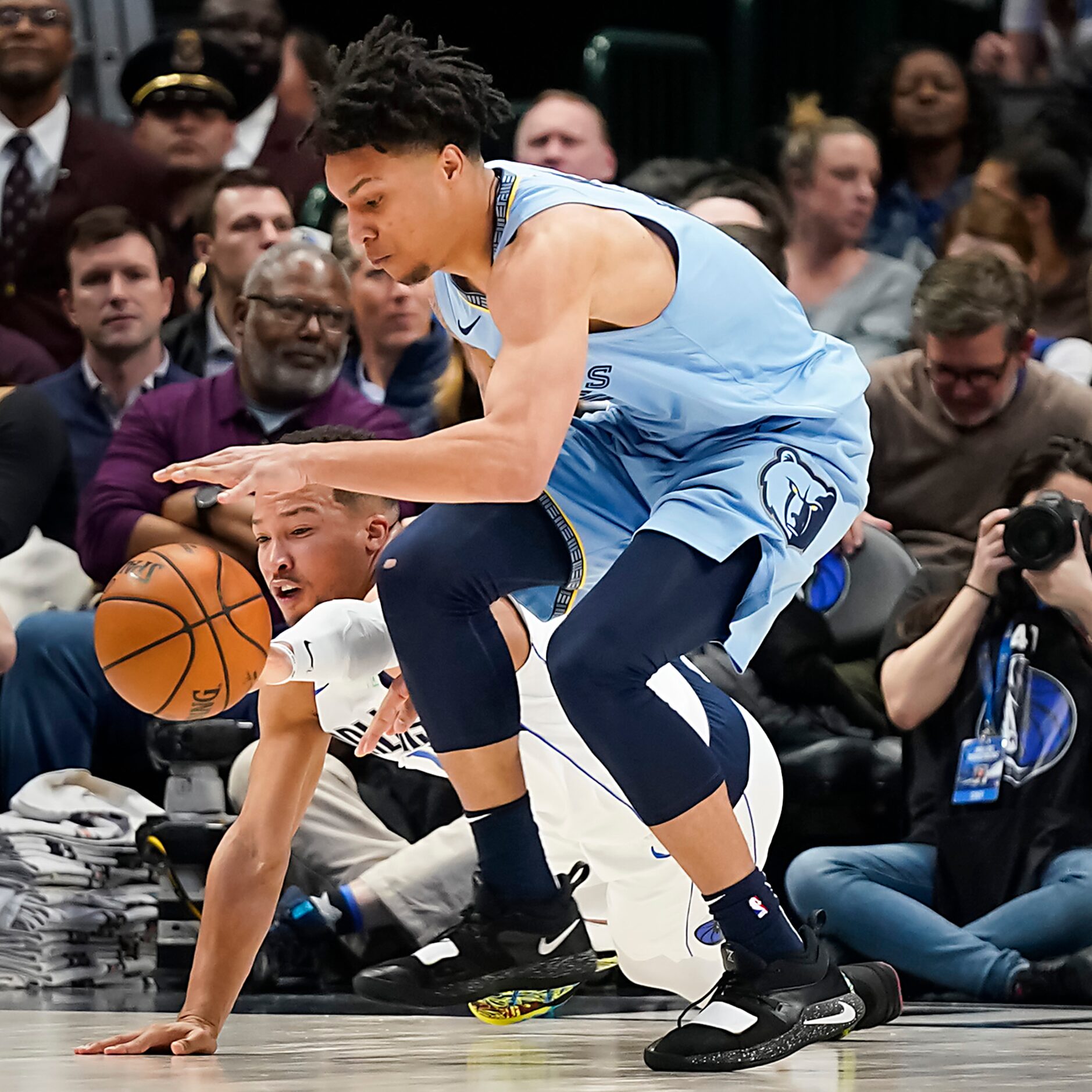 Dallas Mavericks guard Jalen Brunson (13) fights for a loose ball against Memphis Grizzlies...