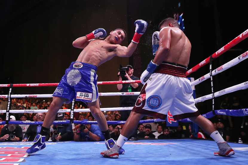 El púgil Virgil Ortiz Jr. lanza un golpe con la izquierda a Antonio Orozco, en pelea estelar...