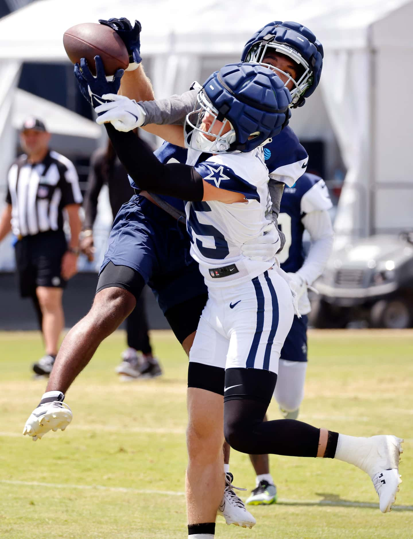 Dallas Cowboys wide receiver David Durden (85) tries to hang onto a pass with cornerback...