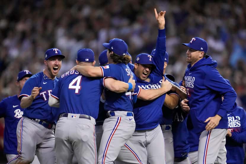 Jugadores de los Rangers de Texas celebran su triunfo en el Juego 5 de la Serie Mundial para...