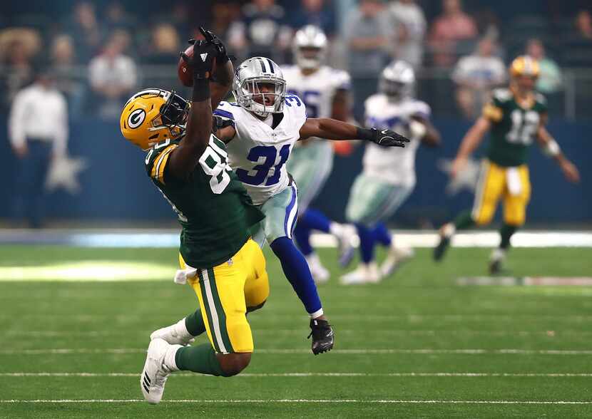 ARLINGTON, TX - OCTOBER 08:  Martellus Bennett #80 of the Green Bay Packers catches a pass...