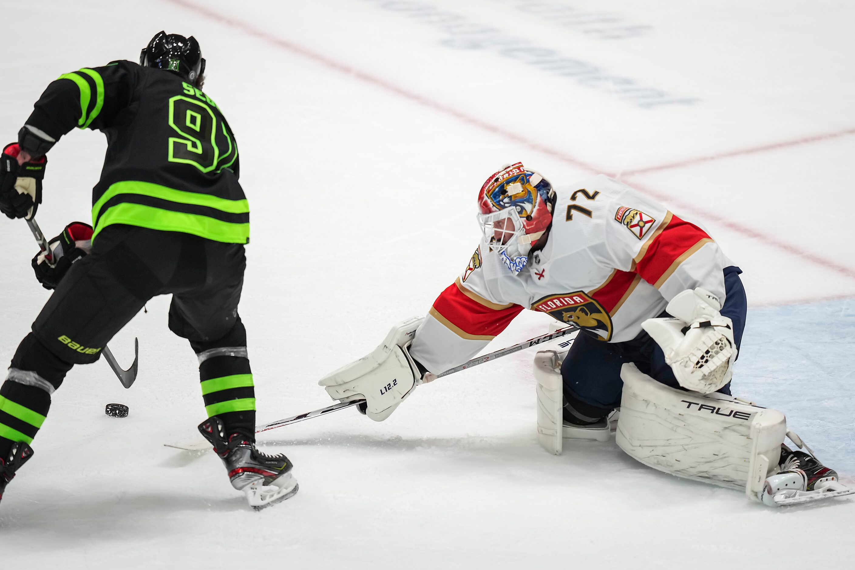 Dallas Stars center Tyler Seguin (91) beats Florida Panthers goaltender Sergei Bobrovsky...