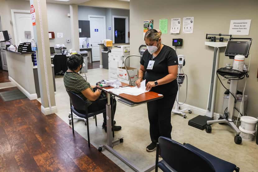 Felicia Rodríguez revisa los papeles de un paciente en la clínica Agape en Dallas.