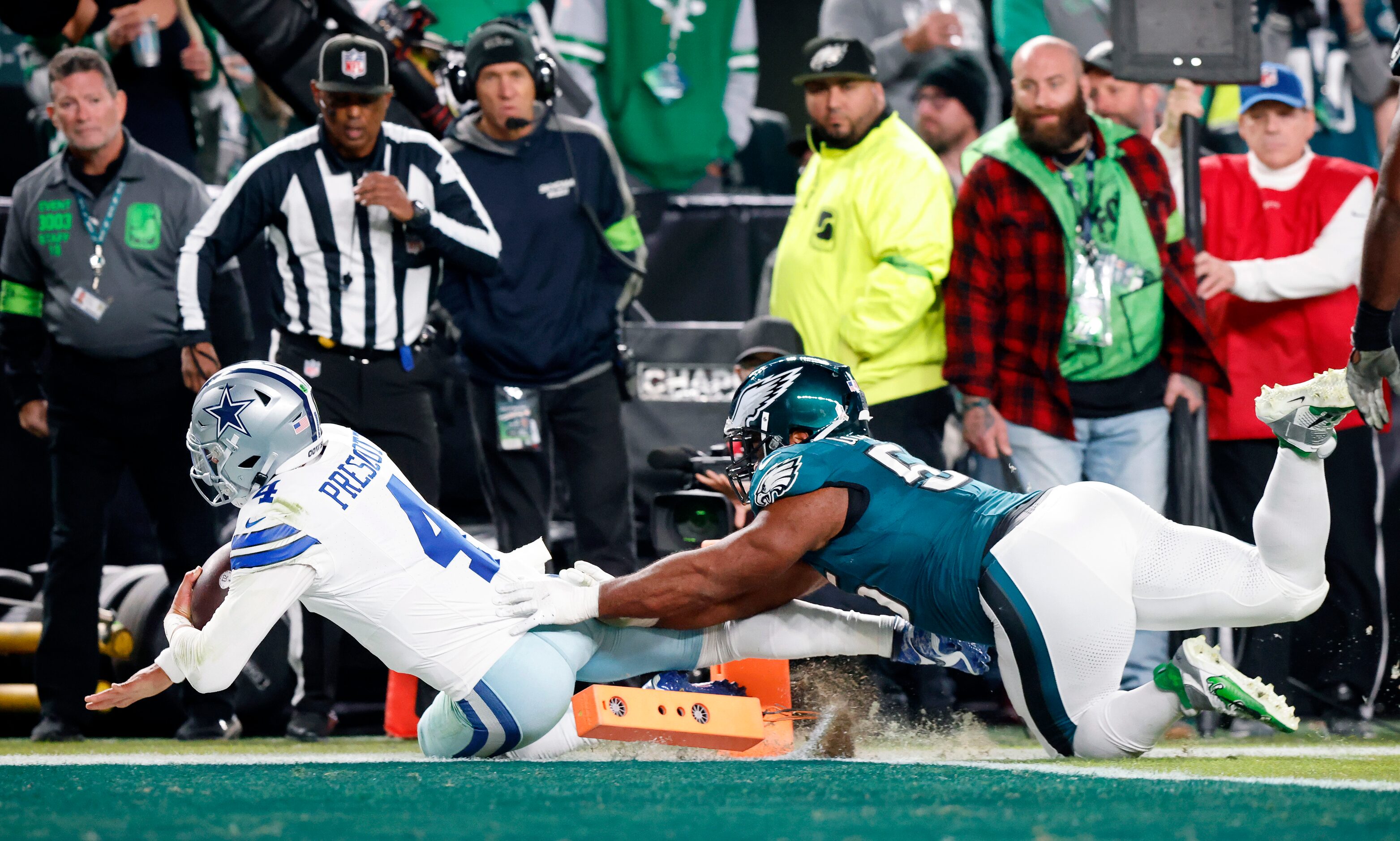 Dallas Cowboys quarterback Dak Prescott (4) dives for the pylon as he’s pushed out of bounds...