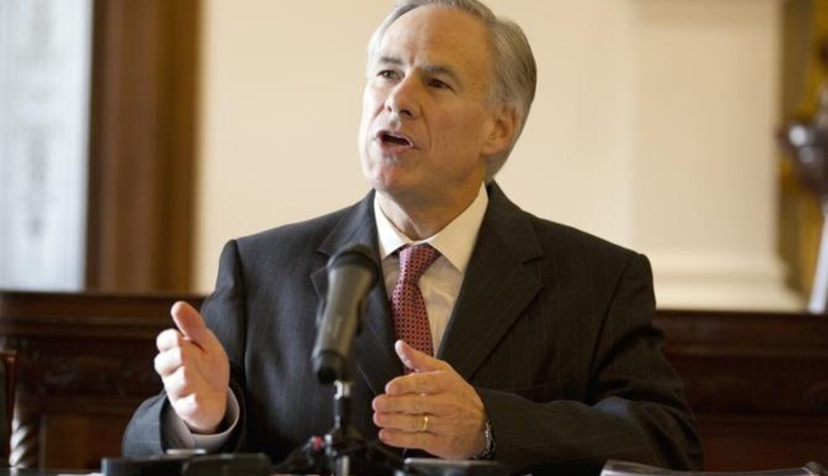 El gobernador electo de Texas Greg Abbott habla el lunes sobre sus prioridades durante la...