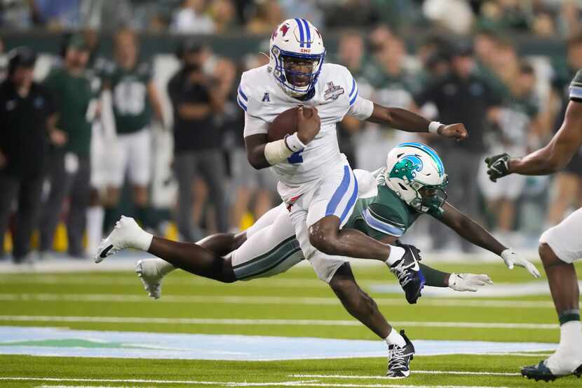 SMU quarterback Kevin Jennings carries past Tulane safety Bailey Despanie during the second...