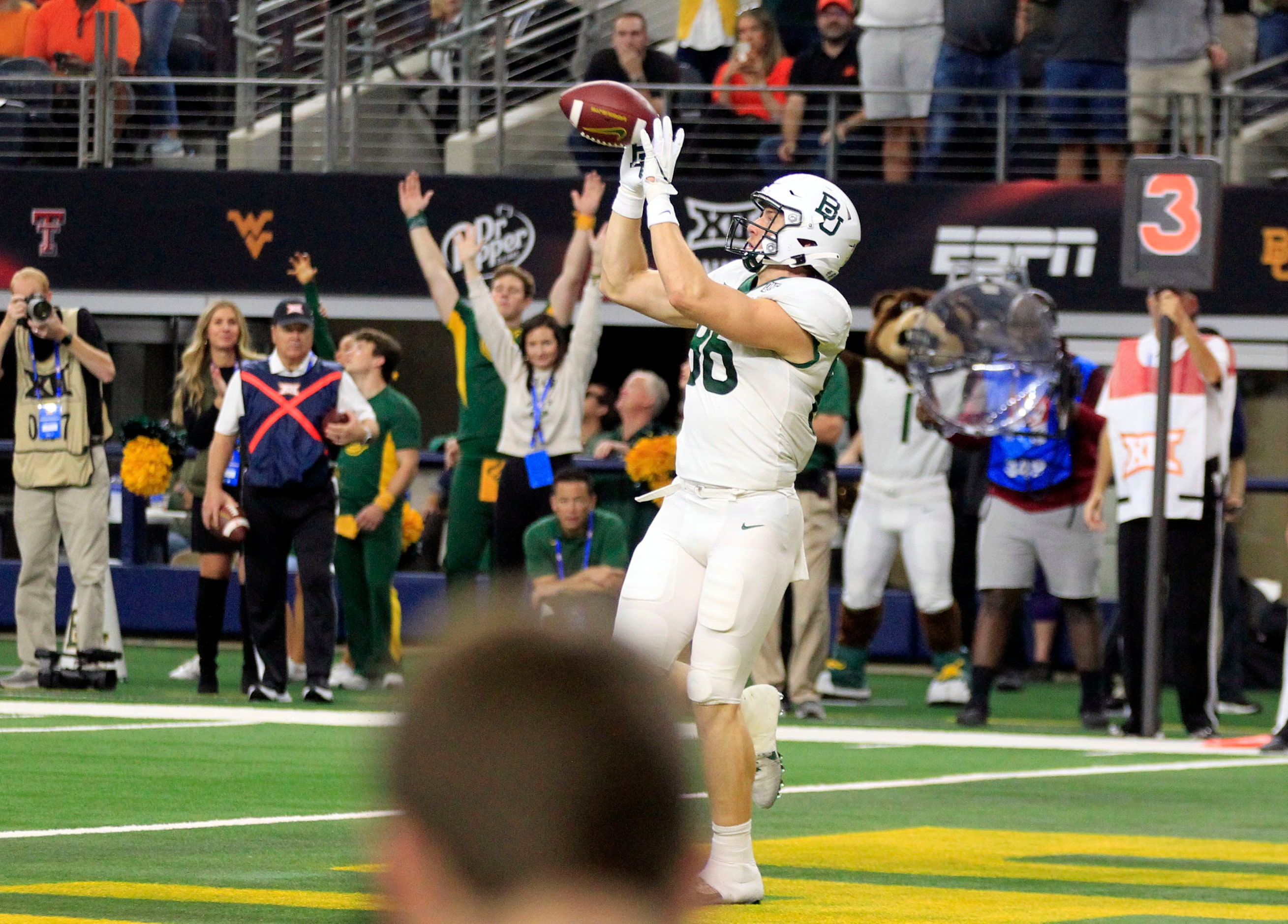 Baylor Bears tight end Ben Sims (86) [isn all alone, as he catches a pass for a touchdown...