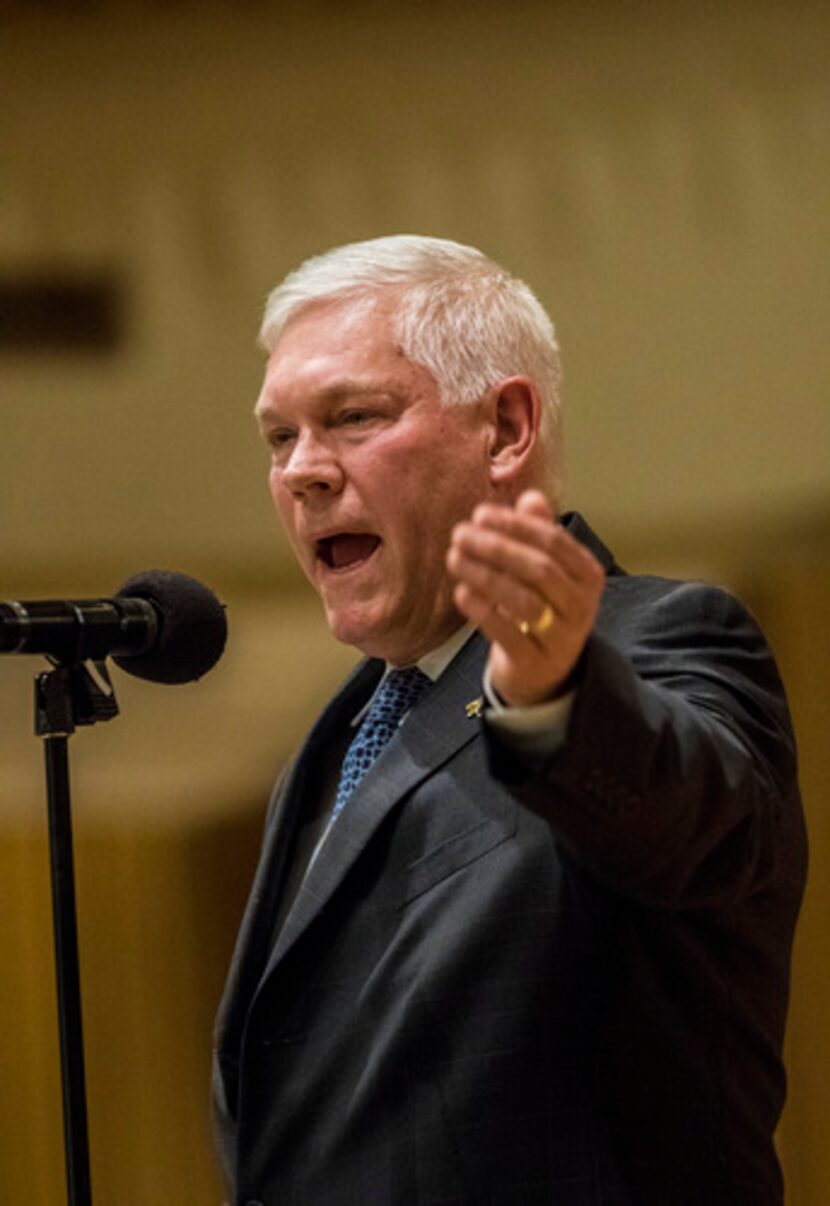 El representante Pete Sessions prometió defender el acceso al seguro médico para persons con...